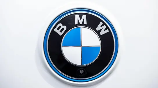 Das Logo des Fahrzeugherstellers BMW. (Foto: Matthias Balk/dpa/Symbolbild)