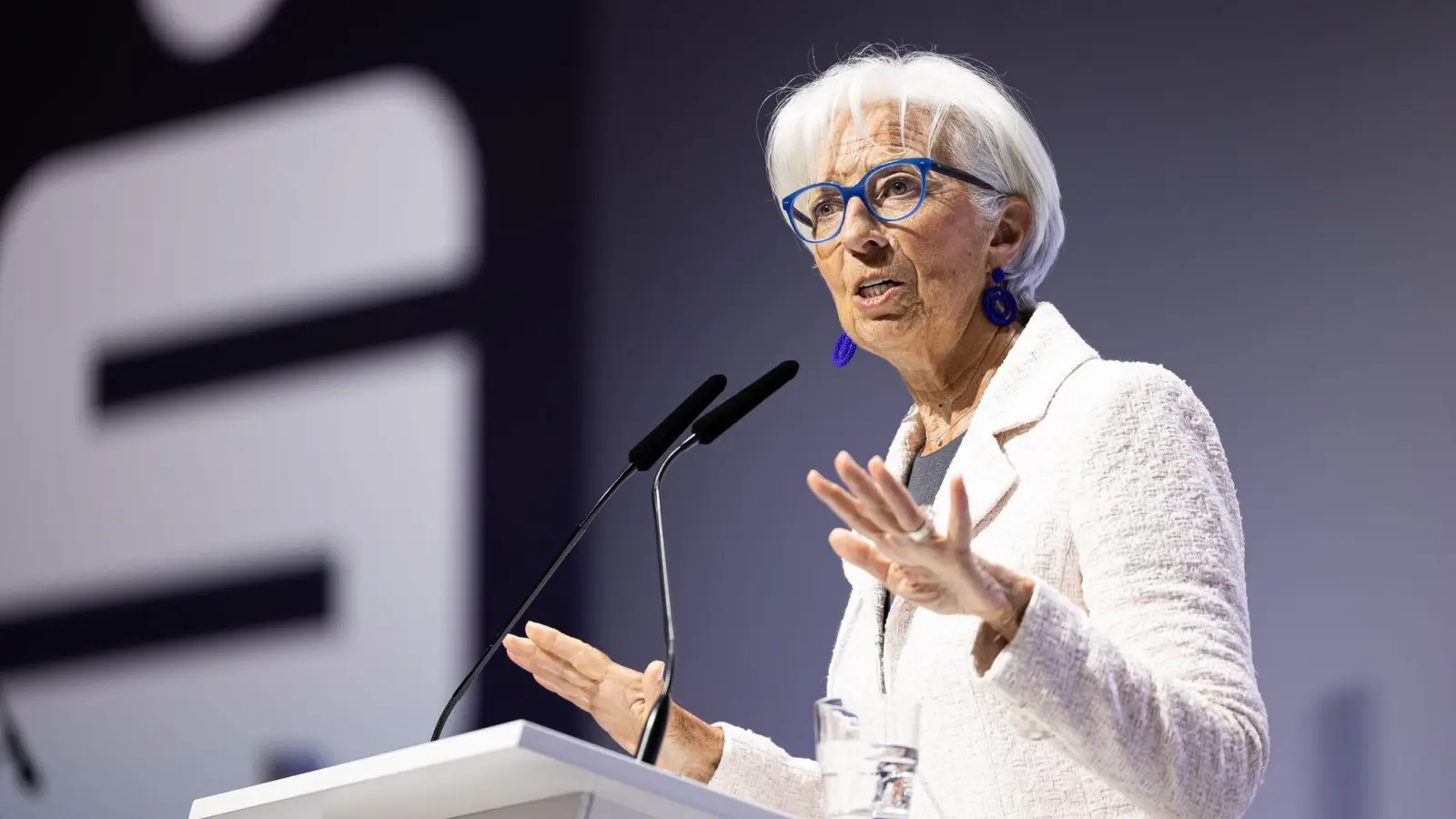 Christine Lagarde, Präsidentin der Europäischen Zentralbank (EZB), fordert eine Straffung der Geldpolitik. (Foto: Michael Matthey/dpa)