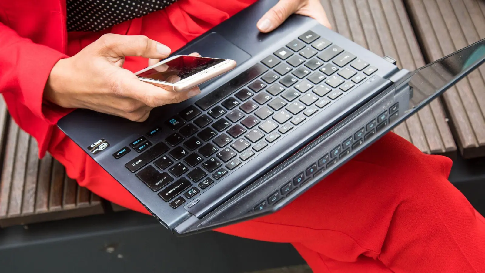 Gefälschte Finanzvermittlungsportale entlarven: Dafür kann etwa die „Warnliste Geldanlage“ der Stiftung Warentest eine Anlaufstelle sein - sie listet zahlreiche Finanzfirmen auf, die unseriös sind. (Foto: Christin Klose/dpa-tmn)