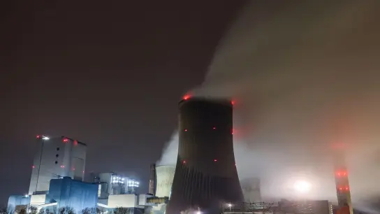 Dampf steigt am frühen Morgen aus dem RWE Braunkohlekraftwerk Niederaußem auf. (Foto: Oliver Berg/dpa)