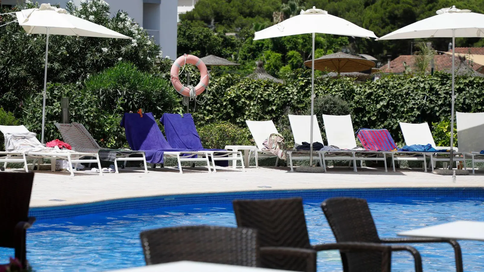 So nicht: Viele Hotels haben inzwischen Regeln eingeführt, die das Reservieren von Liegen mit Handtüchern verbieten. (Foto: Clara Margais/dpa/dpa-tmn)