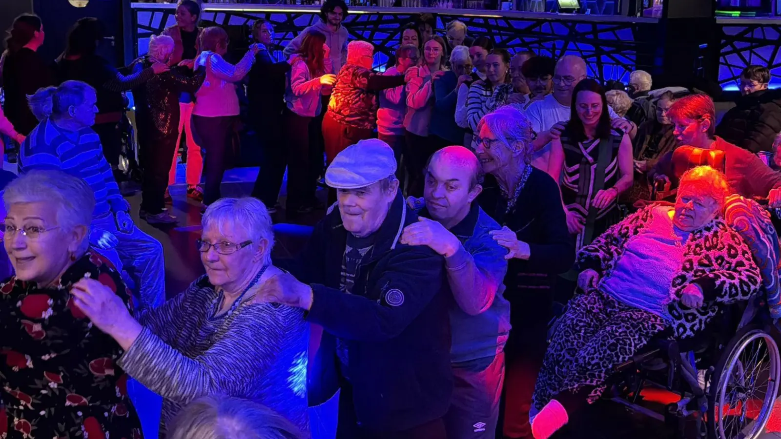 Mit viel Vorfreude haben sie darauf gewartet: Nun tummeln sich die Bewohner von vier französischen Altenheimen auf der Tanzfläche eines Nachtclubs. (Foto: Rachel Sommer/dpa)