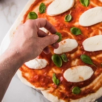 Bei einer selbstgemachten Pizza weiß man, was drin und drauf ist.  (Foto: Christin Klose/dpa-tmn)
