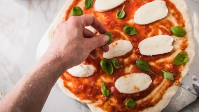 Bei einer selbstgemachten Pizza weiß man, was drin und drauf ist.  (Foto: Christin Klose/dpa-tmn)