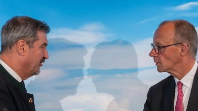 Bei seinem Besuch auf der Zugspitze sprach sich Kanzler Merz auch dafür aus, die seit mehr als einem Jahr ausstehende Hilfsbeteiligung des Bundes für die Schäden des verheerenden Hochwassers im Juni 2024 zu prüfen. (Foto: Peter Kneffel/dpa)