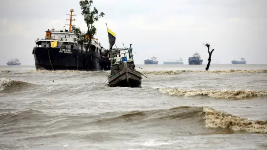 Schiffe liegen vor Anker bei rauer See in Chattogram. Durch den Tropensturms „Sitrang“ in Bangladesch sind mehrere Menschen ums Leben gekommen. (Foto: -/Xinhua/dpa)