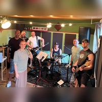 David Latus (Gesang), Tim Kiertscher (Dudelsack), Steffen Schmidt (Gitarre), Carmen Hofacker (Gesang), Thomas Walter (Schlagzeug), Ali Shoja (Gitarre) und Hamid Shoja (Bass) üben fleißig im neuen Probenraum. Auf dem Bild fehlen Sonja Petz (Gesang) und Andree Neumeister (Gitarre). (Foto: Larissa Schmidt)