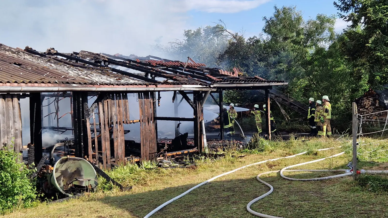 Zwei Scheunen brannten aus. (Foto: Andrea Walke)