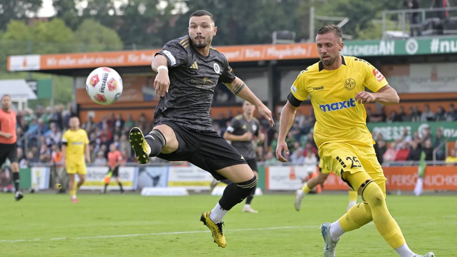 Der Ansbacher Patrick Kroiß (links, hier gegen den Bayreuther Siegtorschützen Alexander Seidel) zeigte eine gute Leistung. Ein Tor blieb ihm trotz guter Chancen aber versagt.  (Foto: Martin Rügner)