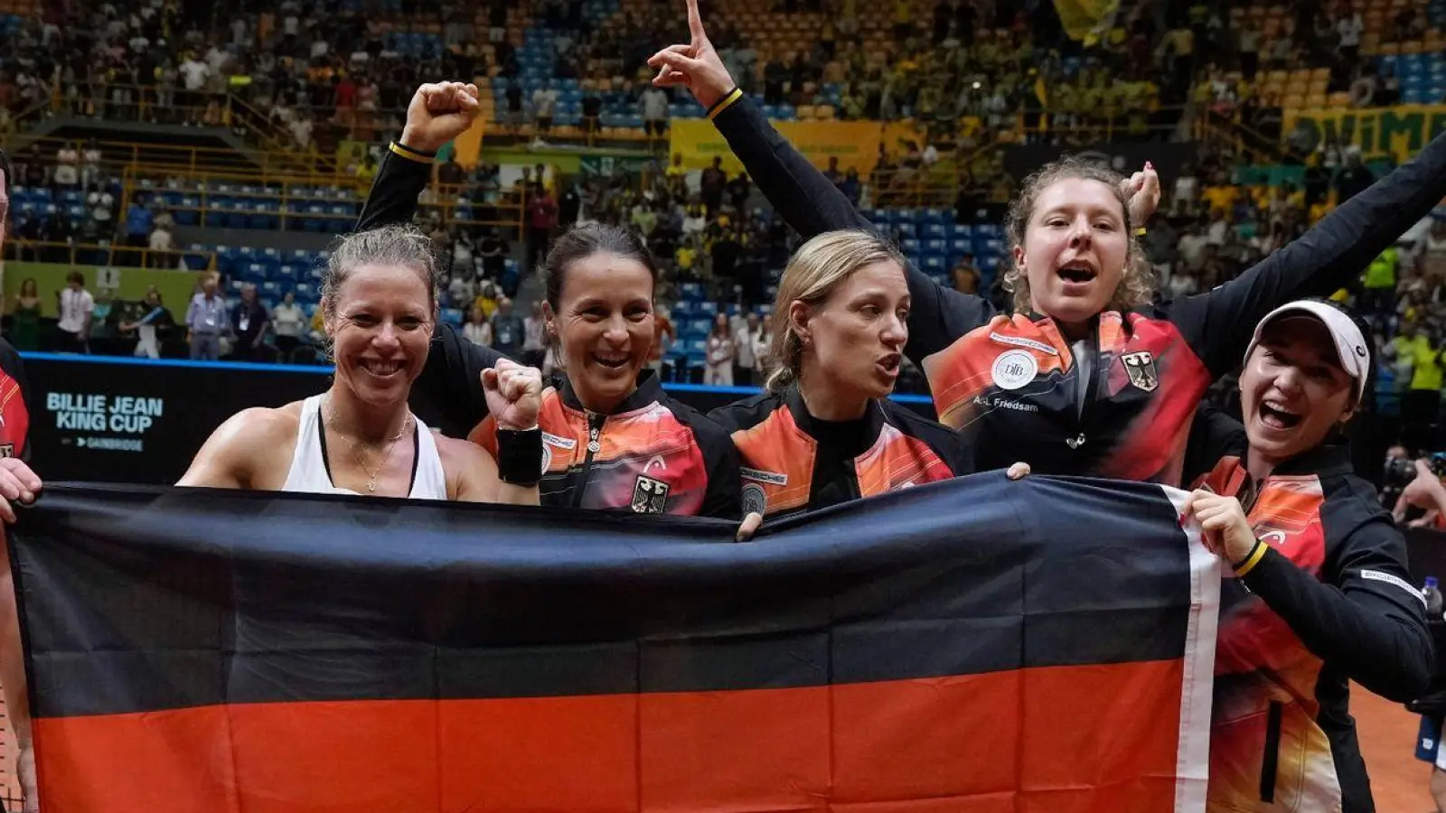 Das deutsche Tennis-Team feiert nach dem Sieg über Brasilien beim Billie Jean King Cup. (Foto: Andre Penner/AP)