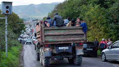 Nach der Eroberung des Gebietes Berg-Karabach durch Aserbaidschan wächst die Zahl der nach Armenien flüchtenden Menschen. (Foto: Gayane Yenokyan/AP/dpa)