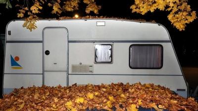 Saison vorbei? Nun ist es Zeit, Freizeitfahrzeuge wie Wohnwagen in die Winterpause zu schicken - gut geputzt am besten. (Foto: Karl-Josef Hildenbrand/dpa/dpa-tmn)