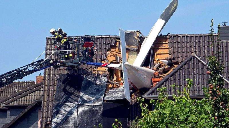 Am Samstagvormittag war die Feuerwehr zu dem Absturz gerufen worden. (Foto: Fotoreport-DB/NWM-TV/dpa)