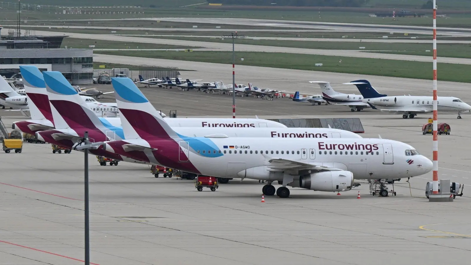 Maschinen der Fluggesellschaft Eurowings stehen in Stuttgart geparkt auf dem Vorfeld. (Foto: Bernd Weißbrod/dpa)