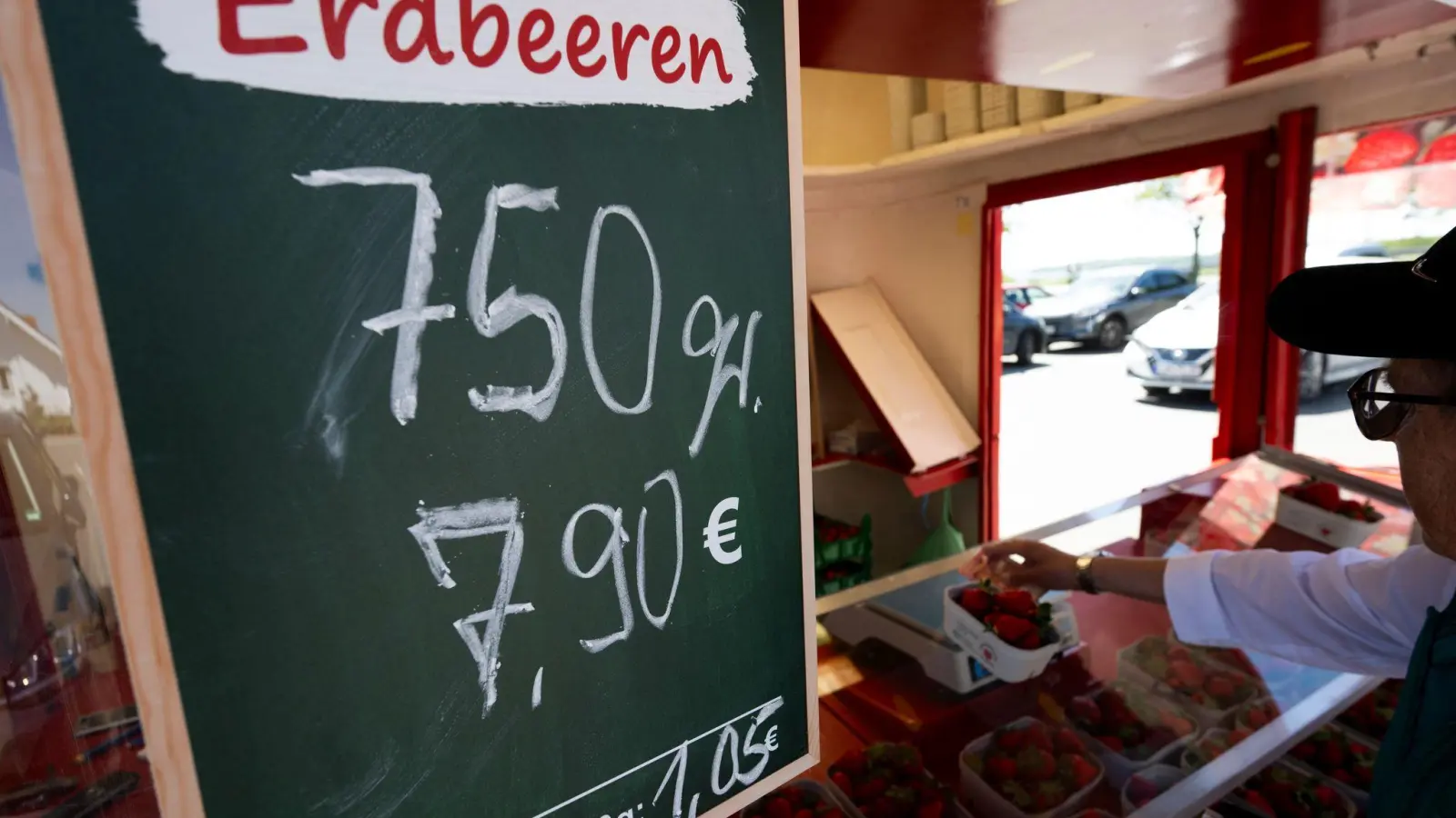 Krumme Packungsgrößen, hohe Preise: Erdbeeren in der Saison 2025. (Foto: Philip Dulian/dpa)