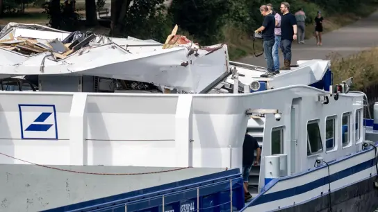Ermittlungen an Bord: Das Führerhaus des Kohleladers wurde beim Crash mit einer Brücke vom Schiffsrumpf abgerissen. (Foto: Bernd Thissen/dpa)