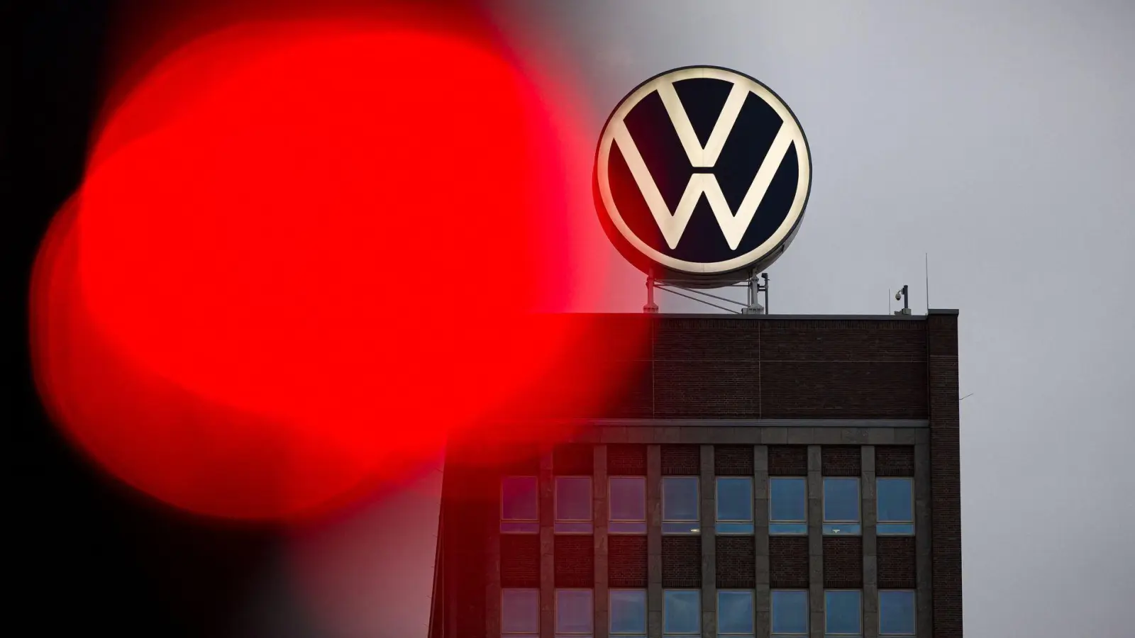Stellenabbau und mögliche Werksschließungen könnten VW Milliarden kosten. (Archivbild) (Foto: Moritz Frankenberg/dpa)