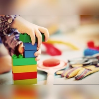 Auch in Burgoberbach steigen die Kosten für die Kinderbetreuung. Das Defizit der gemeindeeigenen Kita wächst. (Symbolbild: Esi Grünhagen/Pixabay)