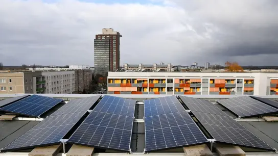 Sieht man eher selten: Solaranlagen auf dem Dach von Wohnungseigentümergemeinschaften. (Foto: Jens Kalaene/dpa-Zentralbild/dpa-tmn)