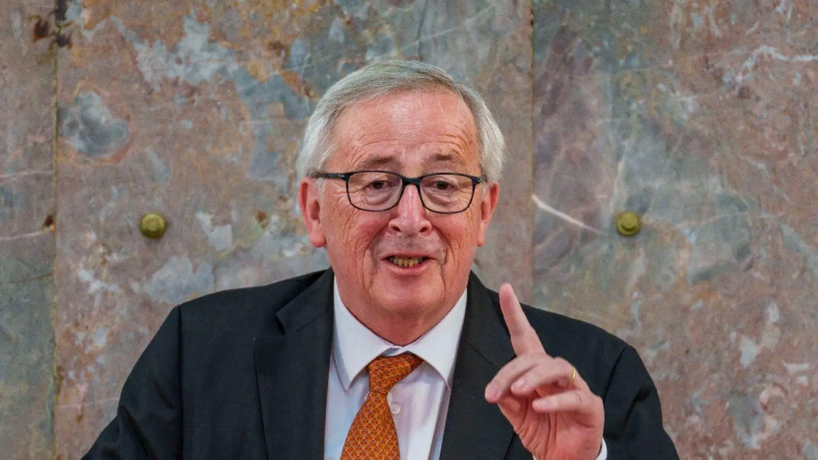 Jean-Claude Juncker warnt die EVP vor einer Zusammenarbeit mit Giorgia Meloni. Dies käme einer Verharmlosung der extremen Rechten gleich, sagt der ehemalige EU-Kommissionspräsident. (Foto: Andreas Arnold/dpa)