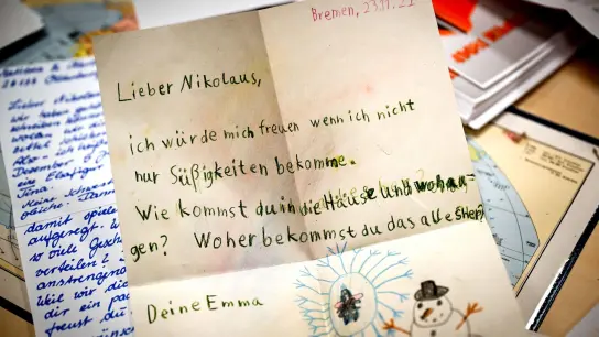 Ein Brief an den Nikolaus liegt in der Weihnachtspostfiliale in Nikolausdorf. Die Helferinnen und Helferinnen in den drei Weihnachtspostämtern in Niedersachsen haben bereits zahlreiche Briefe bekommen. (Foto: Sina Schuldt/dpa)