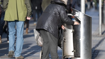 Eine alte Frau sucht in einem Mülleimer nach Pfandflaschen. Die Altersarmut wird nach Einschätzung des Pestel-Instituts in den kommenden Jahren zunehmen, wenn die Bundesregierung keine Gegenmaßnahmen ergreift. (Symbolbild) (Foto: Sebastian Kahnert/dpa)