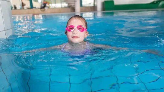 Keine Angst vor dem Wasser: Schon in der Badewanne zu Hause können Eltern einiges dafür tun, dass sich Kinder später im Schwimmbad wohlfühlen. (Foto: Benjamin Nolte/dpa-tmn)