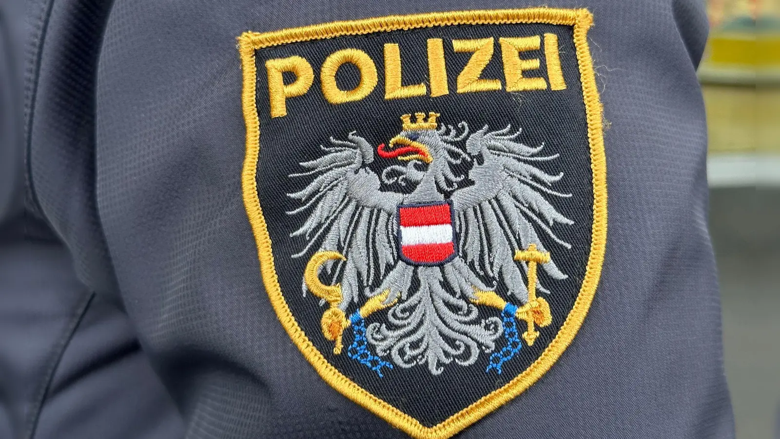 Neben der Bergrettung suchte die Polizei mit einem Hubschrauber nach dem Mann. (Symbolbild) (Foto: Matthias Röder/dpa)