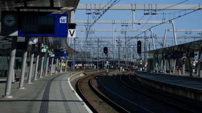 Wegen eines Bahnstreiks in den Niederlanden fallen am Dienstag auch die meisten Züge von Deutschland nach Amsterdam aus (Archivbild). (Foto: Peter Dejong/AP/dpa)