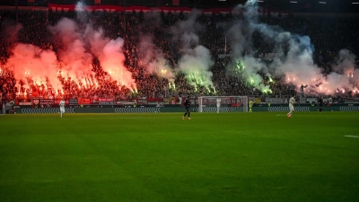Pyrotechnik brennt beim Spiel FC Augsburg - FSV Mainz 05 im September 2024. (Archivbild) (Foto: Harry Langer/dpa)