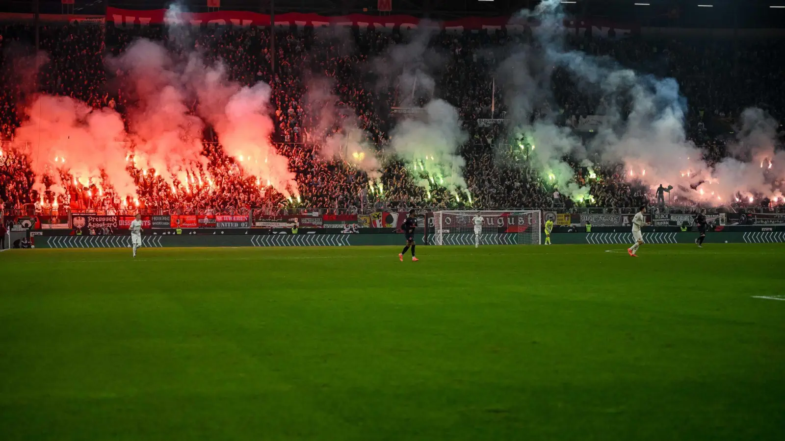 Pyrotechnik brennt beim Spiel FC Augsburg - FSV Mainz 05 im September 2024. (Archivbild) (Foto: Harry Langer/dpa)
