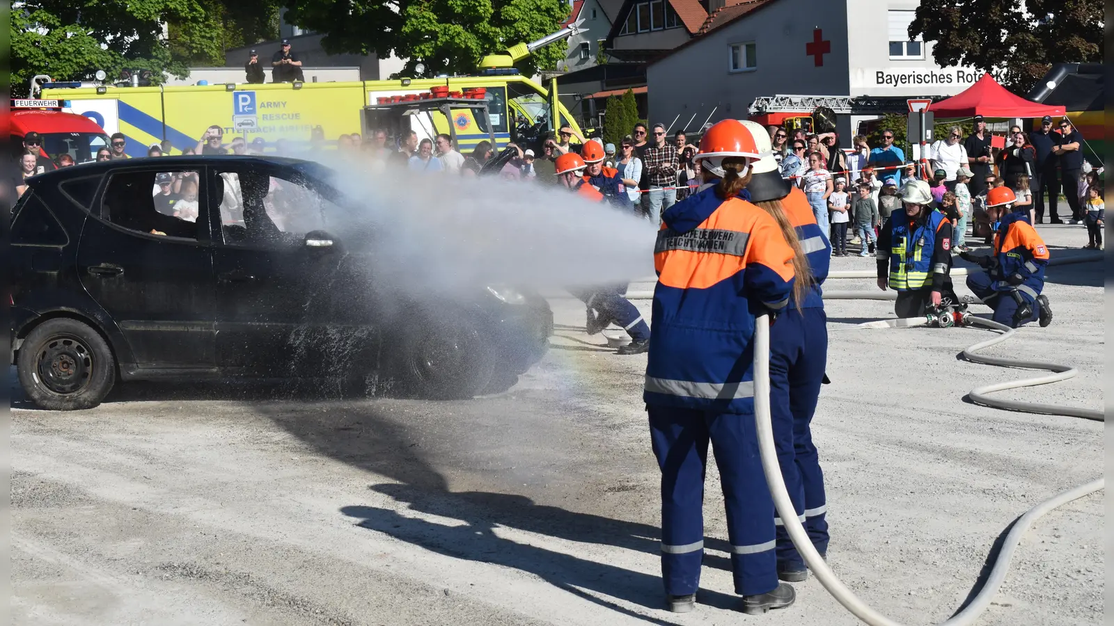 Bei einer Schauübung stellte die Jugend der Freiwilligen Feuerwehr Feuchtwangen ihre Einsatzbereitschaft tatkräftig unter Beweis. Bei der Brandbekämpfung lief alles wie am Schnürchen. (Foto: Erich Herrmann)
