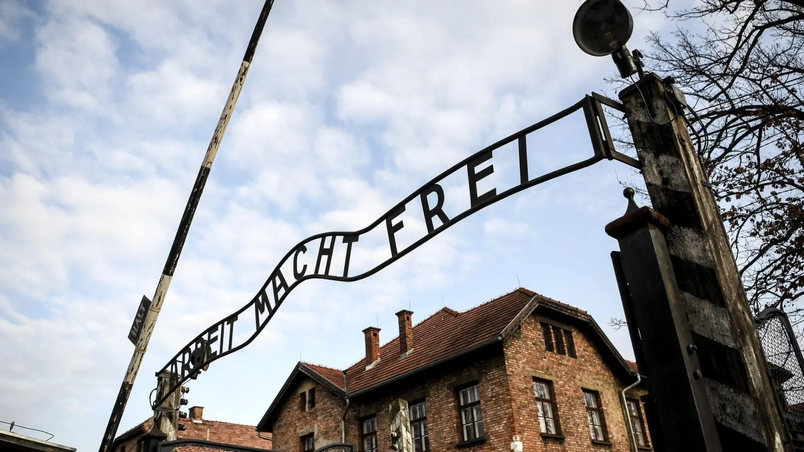 Der Schriftzug „Arbeit macht frei“ stand über den Toren mehrerer Konzentrations- und Vernichtungslager. (Symbolbild) (Foto: Britta Pedersen/dpa-Zentralbild/ZB)
