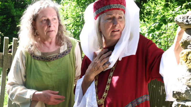 Helga Haupert-Mergenhagen als Heilerin Afra und Eva Hofmann als Fürstin Elisabeth (von links) bei den Proben für das Wandeltheater „Liebe, Tod, Teufel”. (Foto: Andreas Reum)