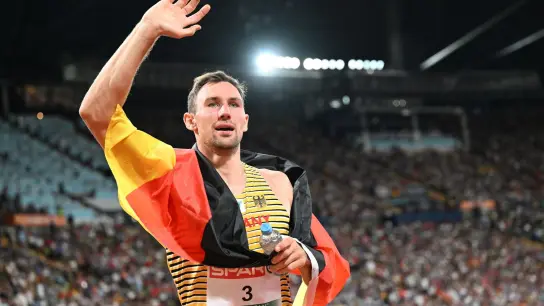 Zehnkampf-Europameister Niklas Kaul lässt sich in München feiern. (Foto: Sven Hoppe/dpa)