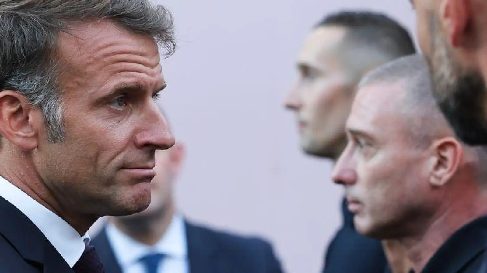 Frankreichs Präsident dankt den Einsatzkräften. (Foto: Kenzo Tribouillard/Pool AFP/AP/dpa)