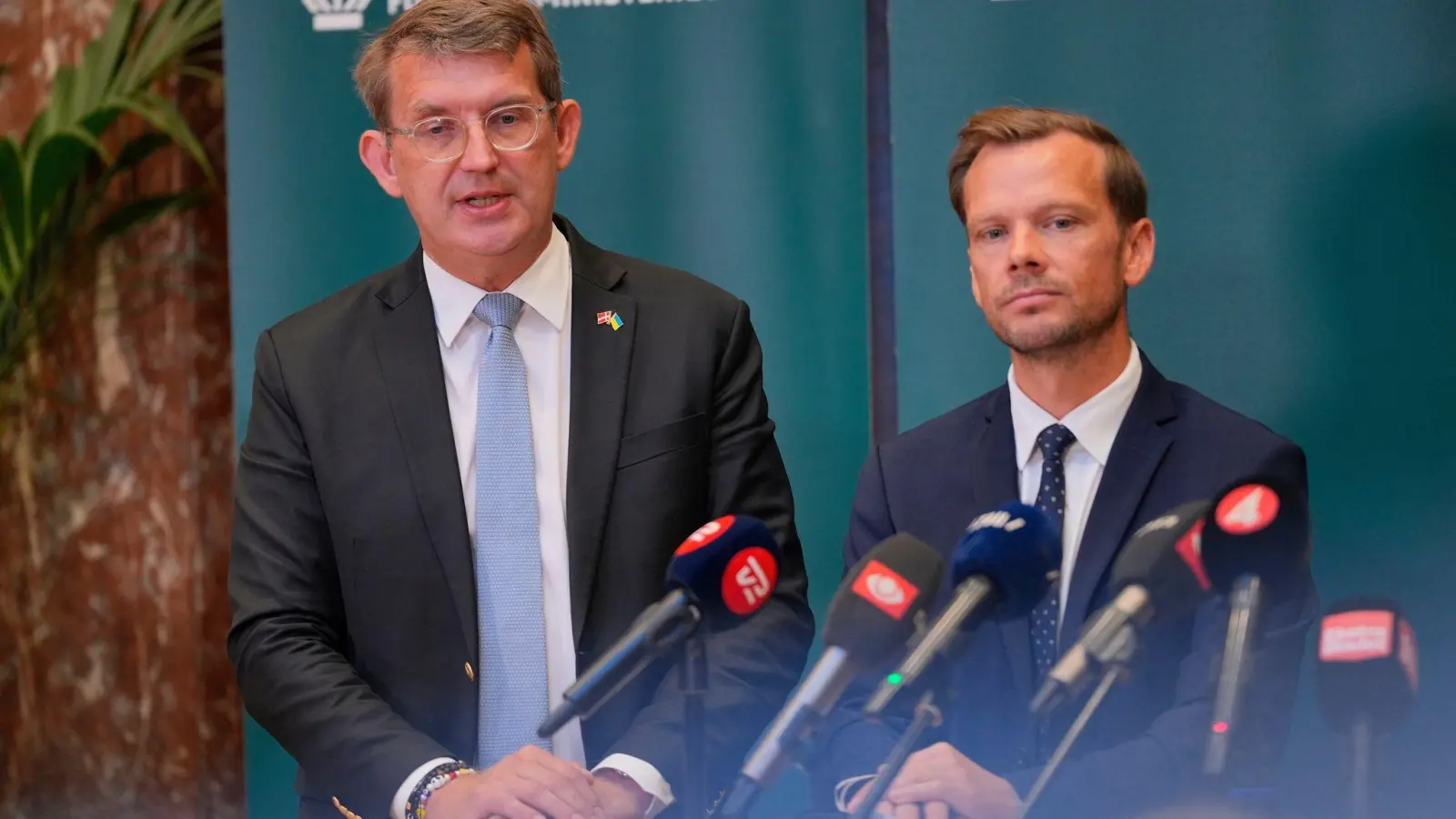 Sprechen von einem „hybriden Angriff“: Dänemarks Verteidigungsminister Troels Lund Poulsen und Justizminister Peter Hummelgaard. (Foto: Emil Helms/Ritzau Scanpix Foto/AP/dpa)