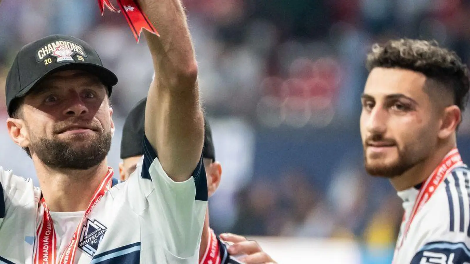 Thomas Müller (l) gewann mit den Vancouver Whitecaps die kanadische Meisterschaft. (Foto: ETHAN CAIRNS/The Canadian Press/AP/dpa)