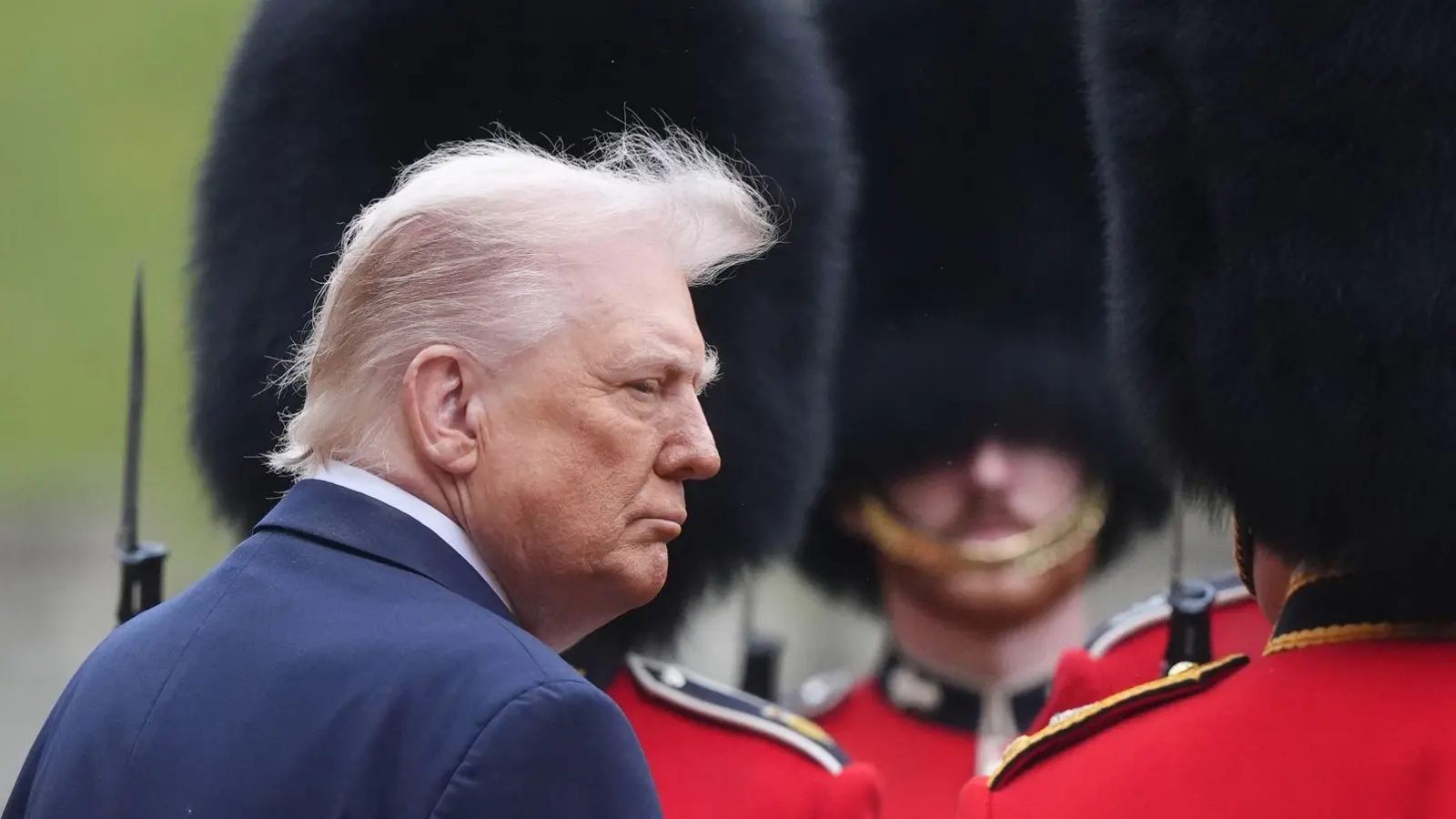US-Präsident Donald Trump inspiziert die Ehrengarde während der feierlichen Begrüßung auf Schloss Windsor. (Foto: Jonathan Brady/PA Wire/dpa)