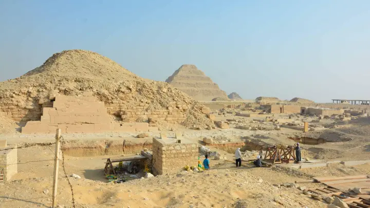 Blick auf das Ausgrabungsgelände in Sakkara, im Hintergrund die Unas-Pyramide (l) und die Djoser-Stufenpyramide. (Foto: Susanne Beck/Saqqara Saite Tombs Project, Universität Tübingen/dpa)