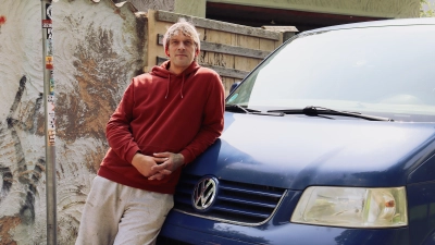 Joe Thiele mit seinem neuen Auto: Geschätzt hat er 7500 Euro in den blauen Bus gesteckt.  (Foto: Antonia Müller)
