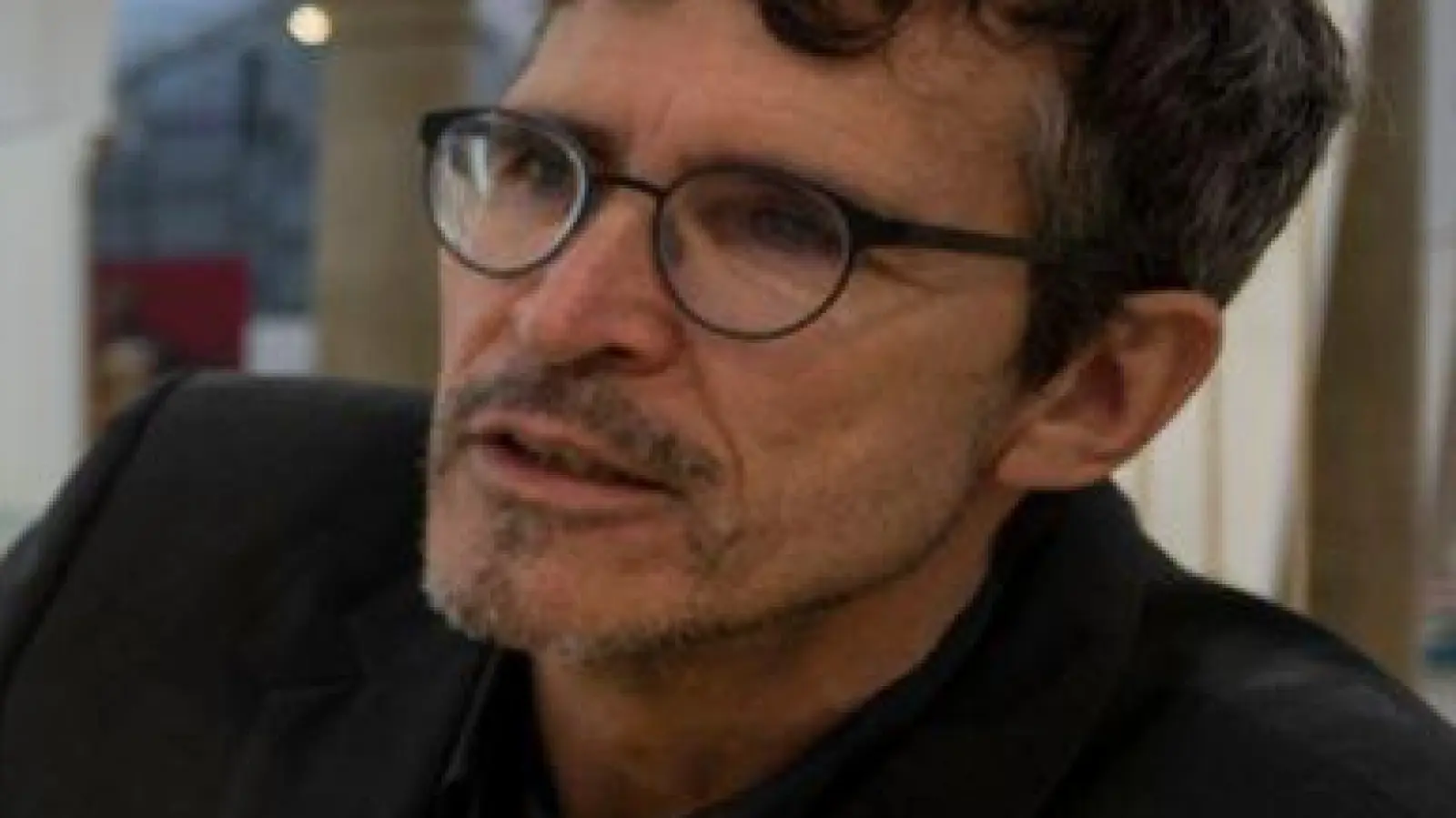 Augsburgs Stadtarchäologe Sebastian Gairhos zeigt ein römisches Grabrelief, das Ende des Jahres bei einer großen Ausstellung in Rom präsentiert werden soll. (Archivbild) (Foto: Stefan Puchner/dpa)
