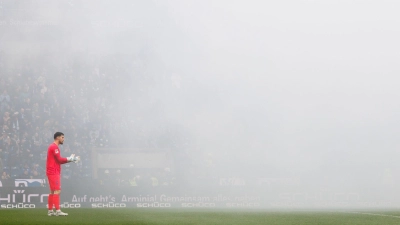 Paderborns Torwart Dennis Seimen im Nebel: Das Spiel wurde mit achtminütiger Verspätung angepfiffen. (Foto: Friso Gentsch/dpa)