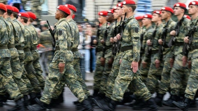 Ein Gericht entschied: Auch Männer in der österreichischen Armee dürfen eine Pferdeschwanz-Frisur tragen. (Symbolbild) (Foto: Max Slovencik/APA/dpa)