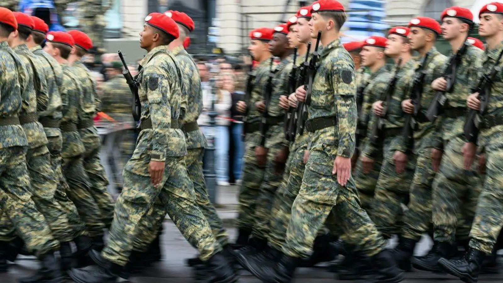 Ein Gericht entschied: Auch Männer in der österreichischen Armee dürfen eine Pferdeschwanz-Frisur tragen. (Symbolbild) (Foto: Max Slovencik/APA/dpa)