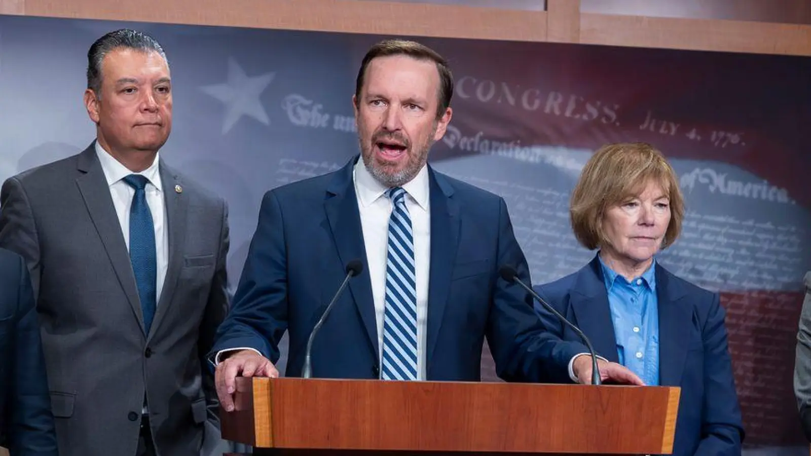 „Trump weist derzeit das Justizministerium an, Jagd auf seine politischen Feinde zu machen“, sagt der demokratische Senator Chris Murphy.  (Foto: J. Scott Applewhite/AP/dpa)
