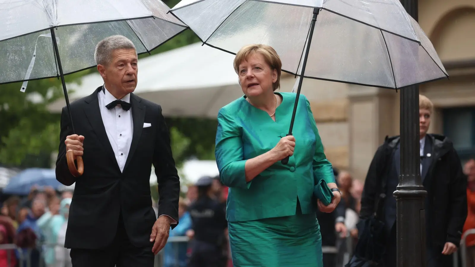 Die frühere Bundeskanzlerin Angela Merkel ist bekennende Liebhaberin von Wagners Musik. Sie kommt in Begleitung ihres Ehemannes Joachim Sauer zur Eröffnung. (Foto: Karl-Josef Hildenbrand/dpa)