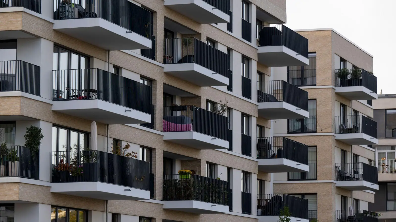 Der Wohnungskauf kann nicht nur in den Metropolen ordentlich ins Geld gehen. (Archivbild) (Foto: Monika Skolimowska/dpa)