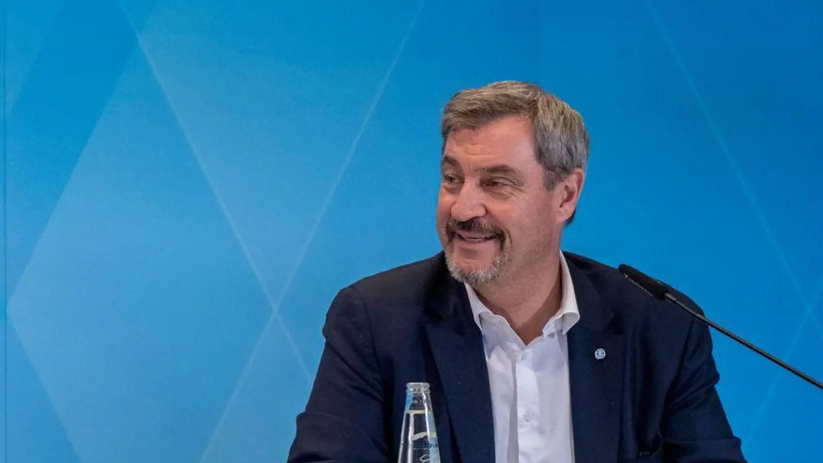 Markus Söder (r.) stellt in der Energiepolitik etwas klar. (Foto: Peter Kneffel/dpa)