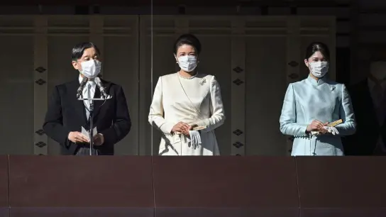 Japans Kaiser Naruhito steht neben Kaiserin Masako und seiner Tochter, Prinzessin Aiko (r), auf dem Balkon. (Foto: Philip Fong/Pool AFP/dpa)